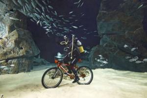 Samaya-bolshaya-podvodnaya-glubina-na-kotoroy-chelovek-proehal-na-velosipede-665-metrov..jpg
