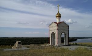 Часовня и памятный камень.jpg