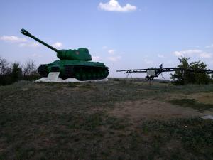Ис-2 и лонжерон крыла Пе-2.jpg