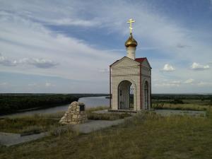 Часовня и камень на фоне Дона.jpg